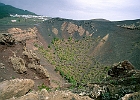 Blick in den Krater vom Vulkan San Antonio, oben das Dorf Fuencaliente. : Häuser, Lavafelsen